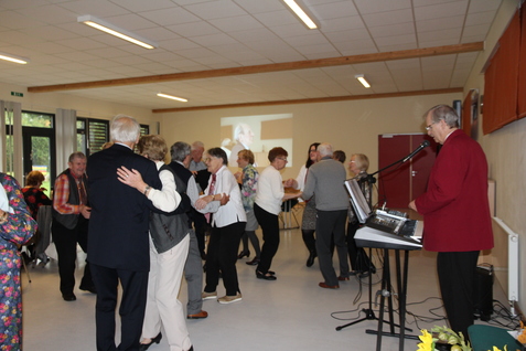 Gruppe älterer Menschen tanzend