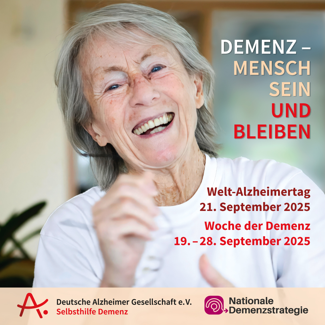 Plakat der Woche der Demenz. Zu sehen sind viele fröhliche Personen im Park. Eine Frau balanciert auf eine Slag-Leine und wird von zwei Personen gestützt.